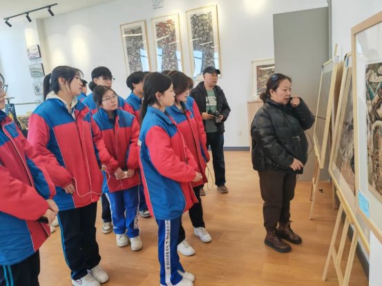 科左中旗文旅局组织学生参观版画展，推动文化艺术交流